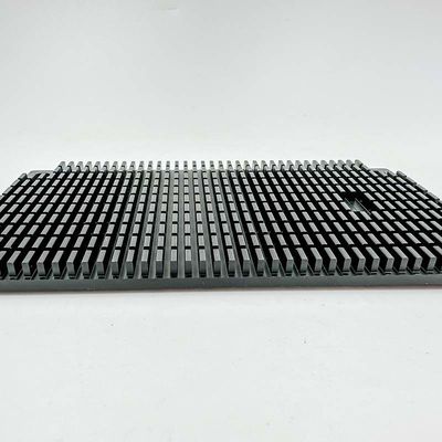 Dissipador de calor de alumínio entalhado preto fazendo à máquina do amplificador de potência das peças do CNC da elevada precisão
