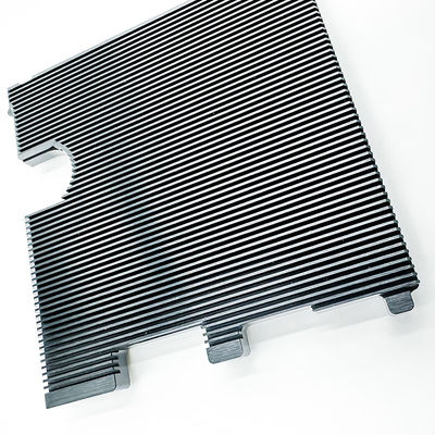 Radiador anodizado preto de alumínio fazendo à máquina do dissipador de calor das peças do CNC do automóvel